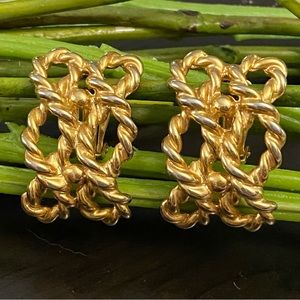 Vintage UnSigned Gold-Tone Twisted Rope Clip On Earrings